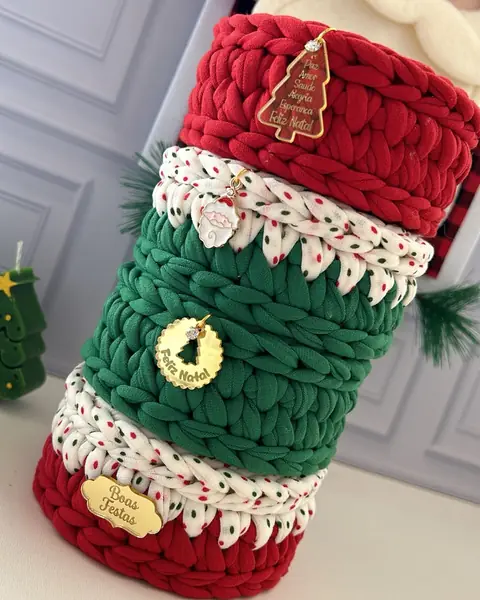 Porta sabonetes de crochê empilhados em vermelho e verde