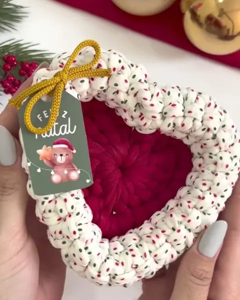 Cesto coração de crochê em fio estampado