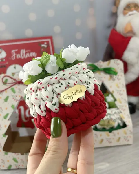 Mini cachepô de crochê com rosas brancas