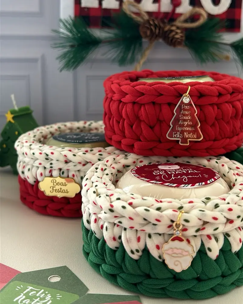 Porta sabonetes de crochê vermelho e verde com sabonetes e tag de Feliz Natal